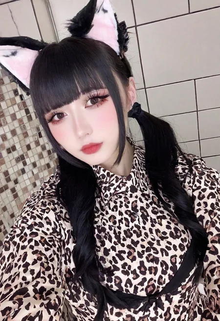 onlyfans,selfie,masterpiece,best quality,jirai kei, jiraikei face, a woman, solo, black hair, long hair, bangs, animal ears, blunt bangs, looking at viewer, upper body, eyes, multicolored hair, dress, closed mouth, lips, long sleeves, photo background,makeup,long eyelashes,eyelashes,thick eyelashes,twintails,eyeliner,Bathroom background,Tile wall
<lora:jirai kei-SDXL-V1:0.7>
