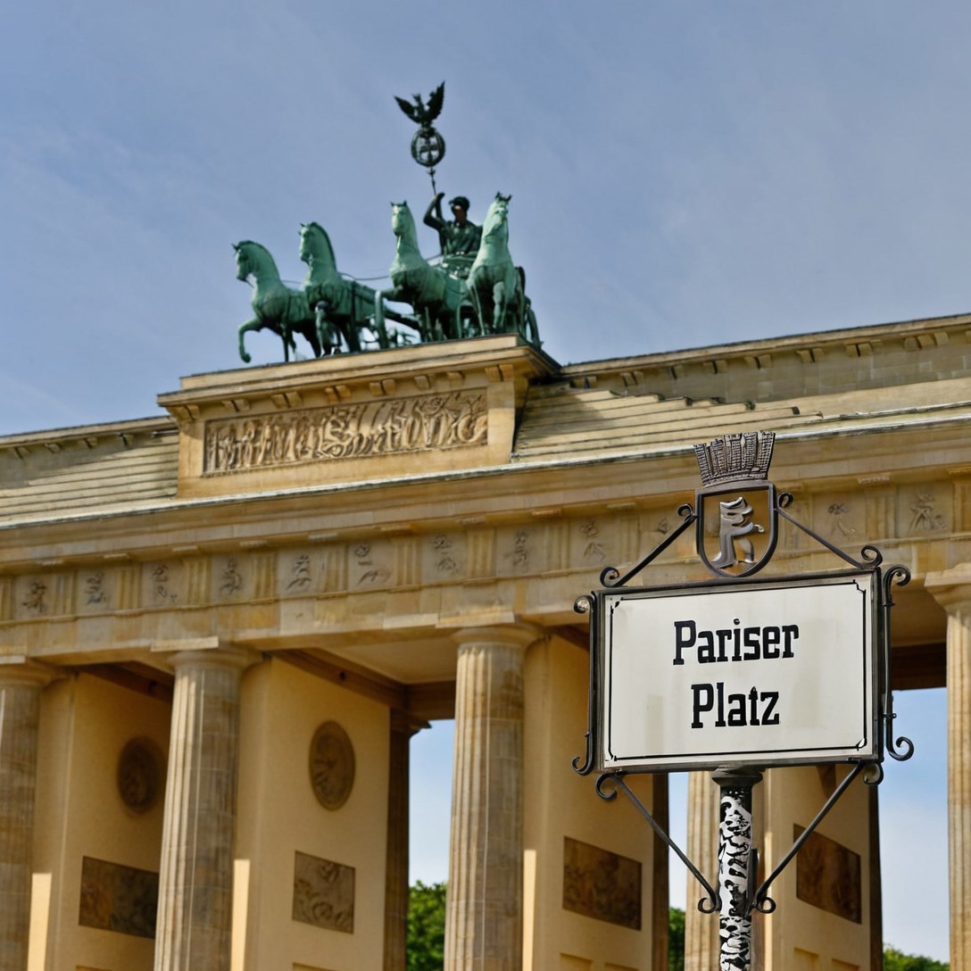 Berlin, Brandenburg Gate, historical architecture, Pariser Platz, 
brandenburg gate in berlin, six tall columns, 6 tall pillars, neoclassical columns, quadriga on top, quadriga statue on top, 
real photo, realistic, photorealistic, outdoor, 
cobblestone ground, cobblestone plaza, Pariser Platz. 

pariser platz, ornate street sign reading "pariser platz", sign with text "pariser platz", pariser platz sign, 
metal sign with crown and berlin crest, urban detail, berlin
