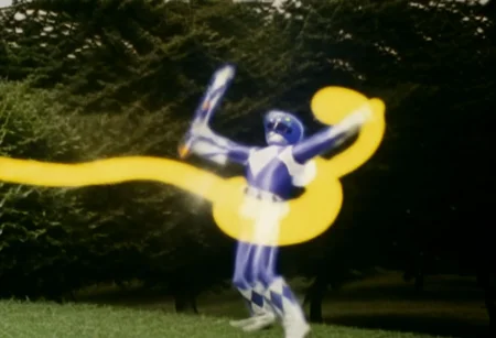 energy beam wrapping around waist of blue power ranger