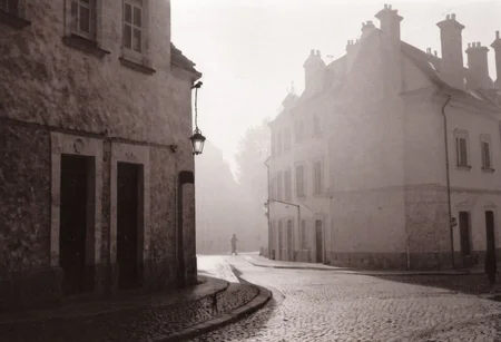 lith_argenta_bromBN1W, a foggy street somewhere in europe, hard shadow