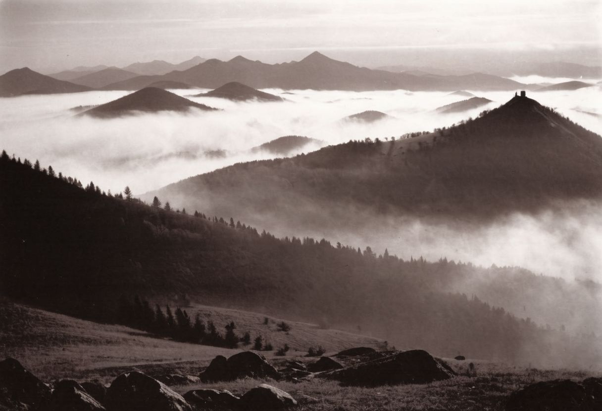 lith_argenta_bromBN1W, a foggy mountain, hard shadow