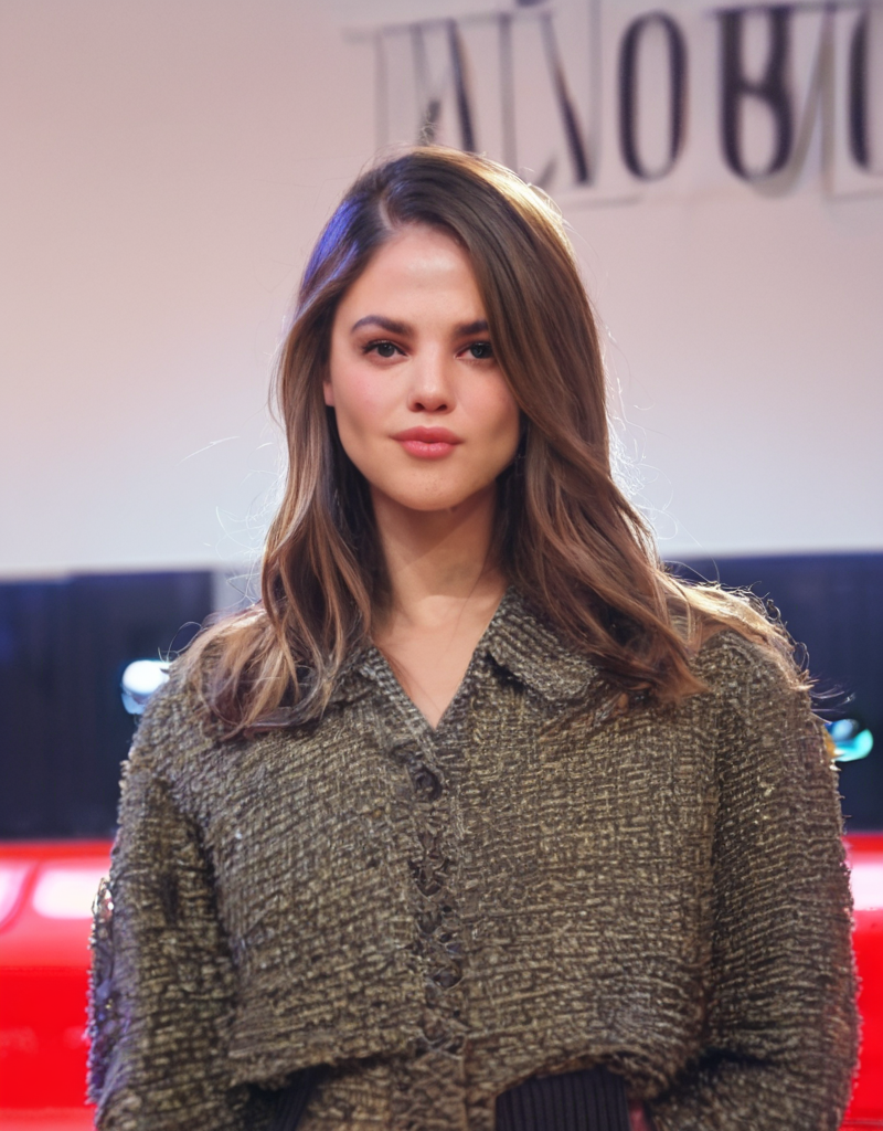 score_9, score_8_up, score_7_up,score_6_up, eiza,1girl, solo, long brown hair, looking_at_viewer, posing, fashion model,  zPDXL  <lora:eiza_pxl_ever-000014:1>