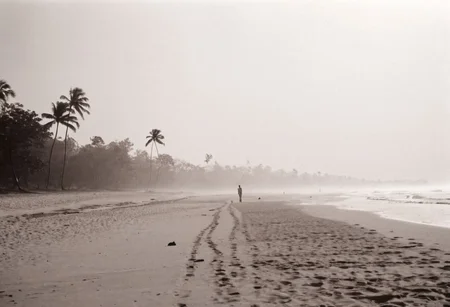 lith_argenta_bromBN1W, a foggy beach in sri lanka, hard shadow