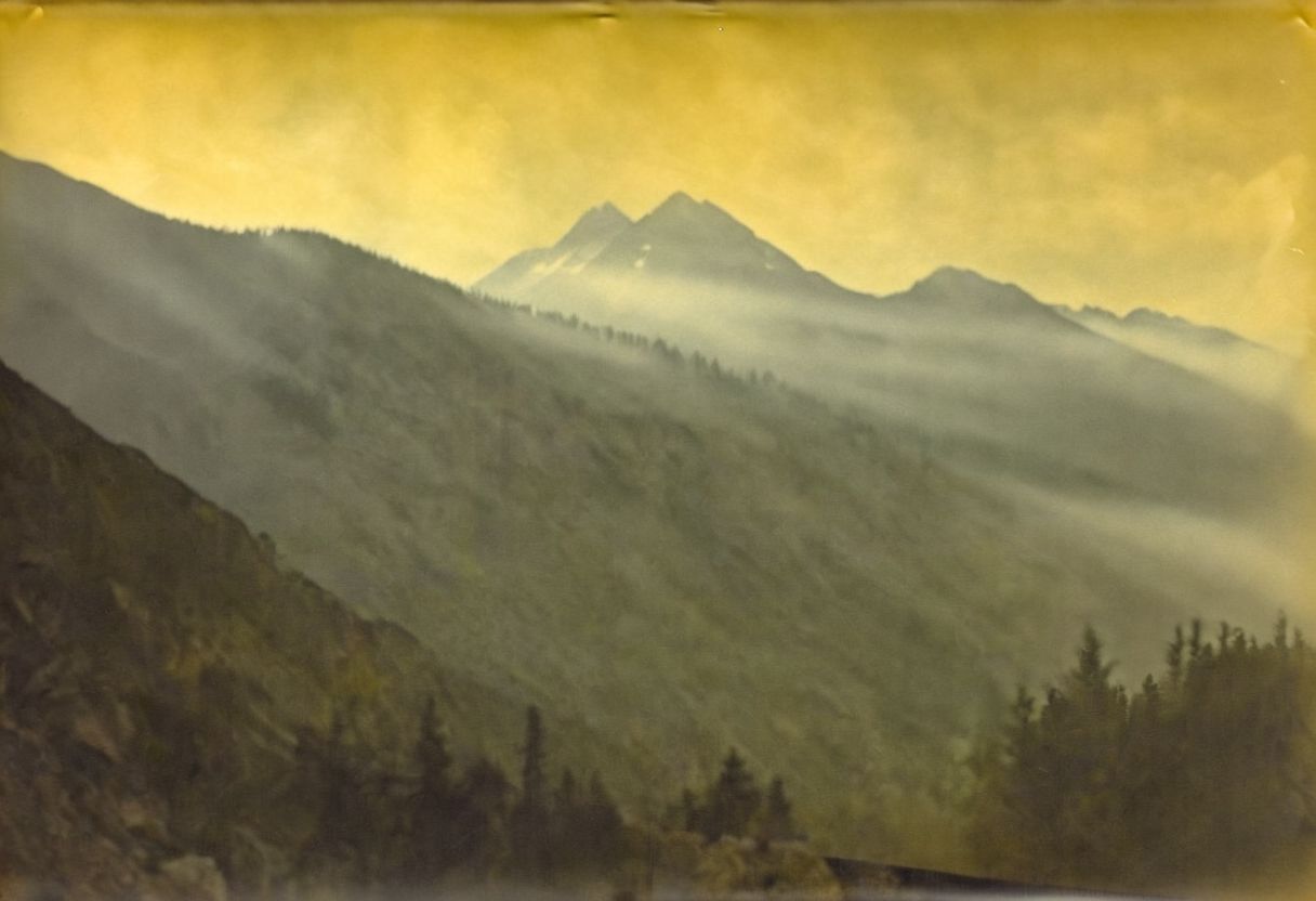 colouring_experiment_analogue, a foggy mountain, hard shadow