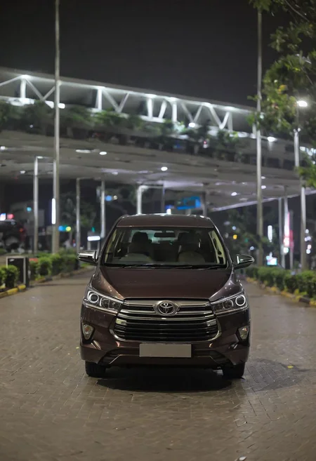 Toyota Innova, at night, in front of the mall,