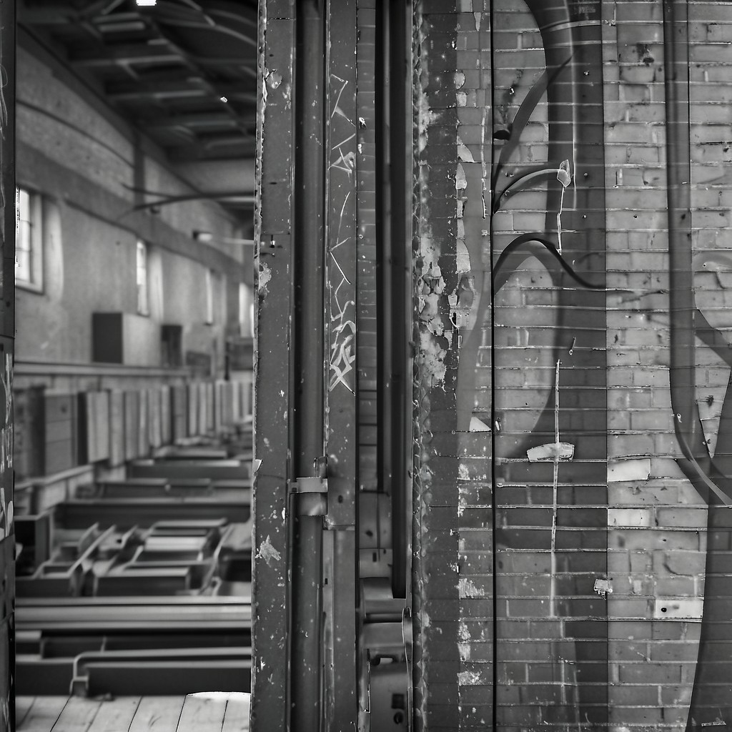 hasselblad monochrome, ein altes lostplace - alte fabrik - irgendwo in deutschland, innenansicht, gro﷿e halle
