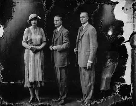 <lora:fdec:0.8>fdec people standing
photograph from 1920s