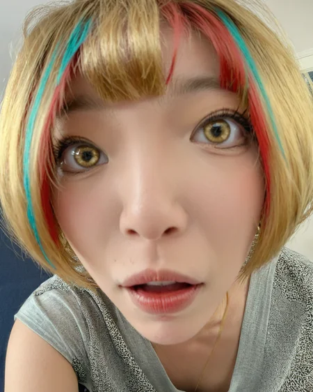 1girl, close up,short hair, golden hair, funny, eyes detal, indoors, <lora:èåè§è§-000016:0.8>