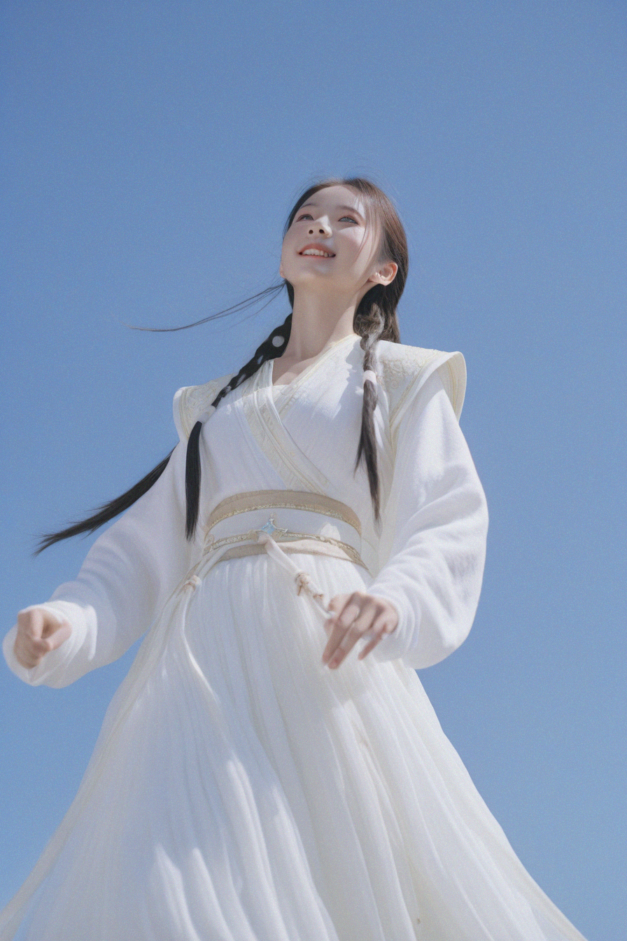 Vibrant Rim Light, a beautiful girl Dressed in white hanfu flying on the sky,4K HD hi-res photo,realistic Hasselblad photography,rim light,xianxia fantasy
,Rembrandt light, bright rim light, high contrast, bold edge light