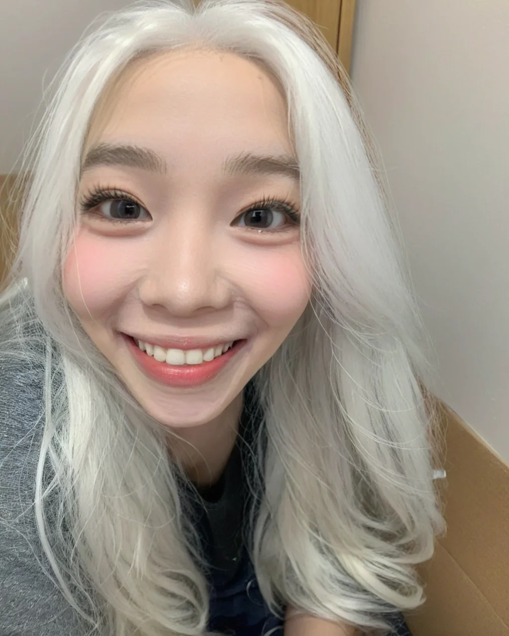 1girl, close up, long hair, white hair, happy expressions, indoors, <lora:èå­è§è§-000016:0.8>